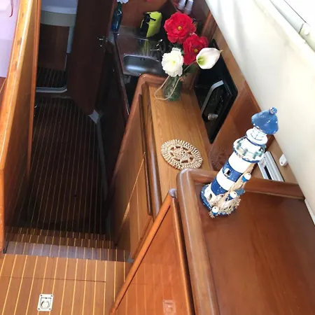 Botel Yacht