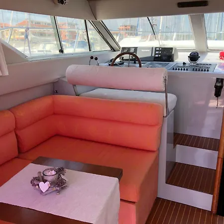 Botel Yacht *
